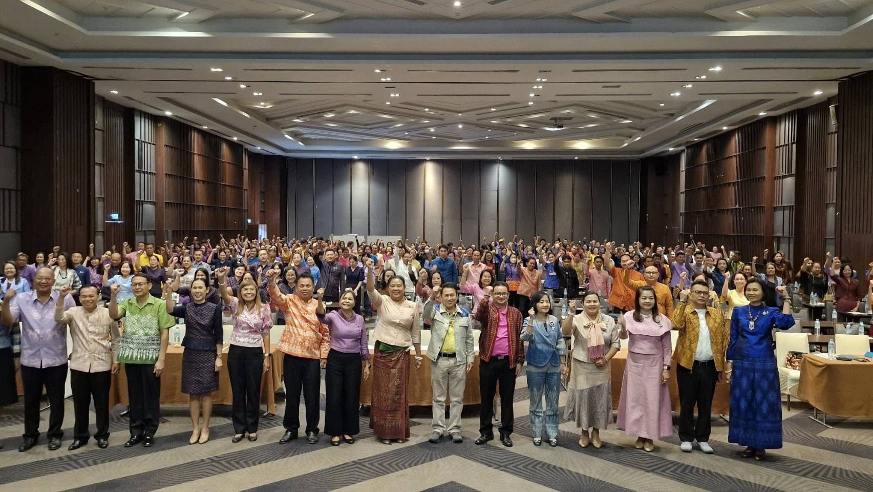 อำเภอเมืองลพบุรี โดยสำนักงานพัฒนาชุมชนอำเภอเมืองลพบุรี เข้าร่วมโครงการเพิ่มประสิทธิภาพการตรวจราชการและสนับสนุนหน่วยรับตรวจในการขับเคลื่อนงานตามแผนปฏิบัติราชการกรมการพัฒนาชุมชน เดินหน้า 8 Quick Win ขับเคลื่อนงาน พช. และ ร่วมเวทีนำเสนอผลสำเร็จการขับเคลื่อนงานประเด็นเน้นย้ำ 5+1 ของอธิบดีกรมการพัฒนาชุมชน