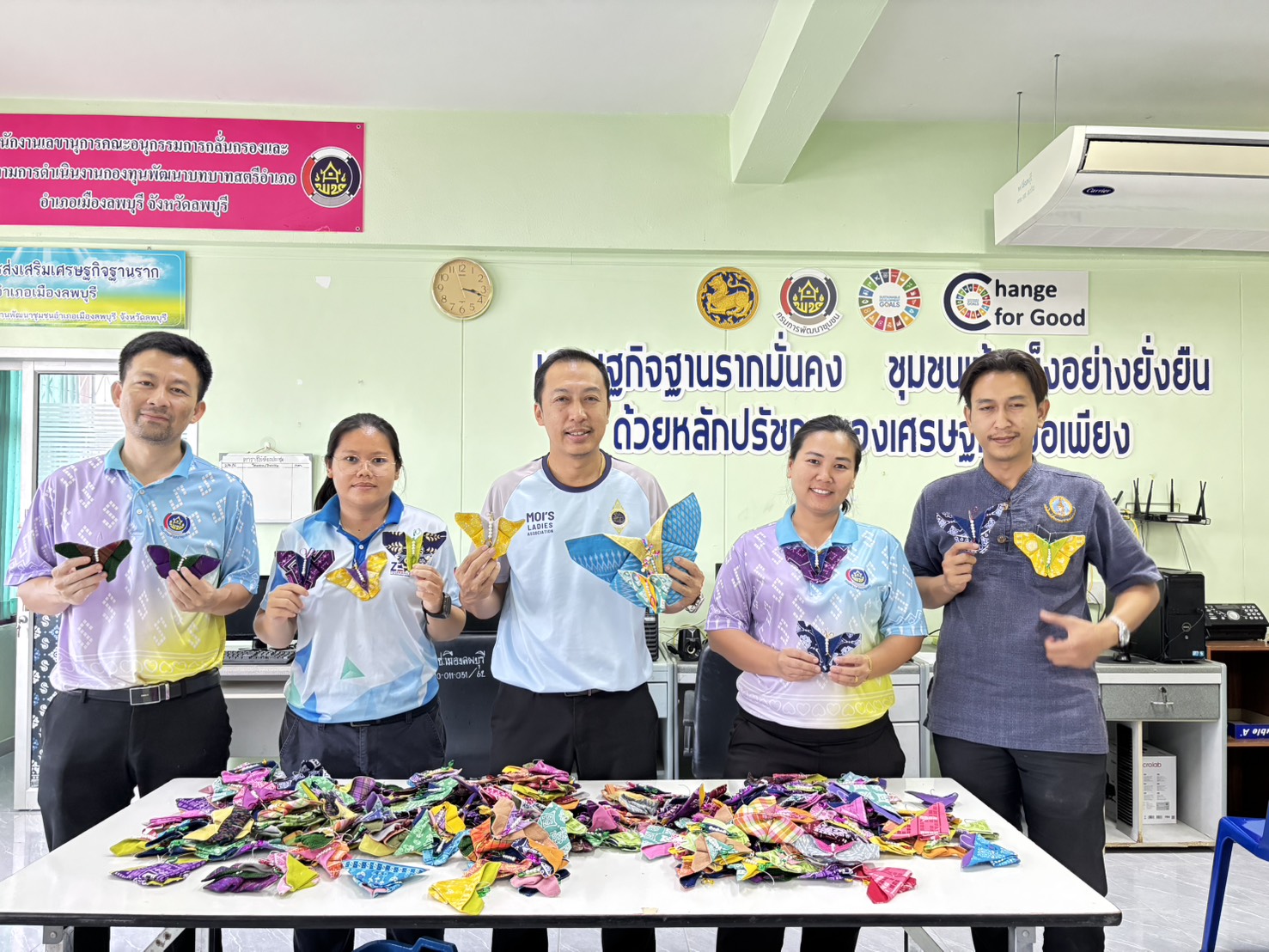 อำเภอเมืองลพบุรี โดยสำนักงานพัฒนาชุมชนอำเภอเมืองลพบุรี ร่วมจัดทำผีเสื้อผ้าไทย สำหรับใช้ในงานวันกาชาด ประจำปี 2568