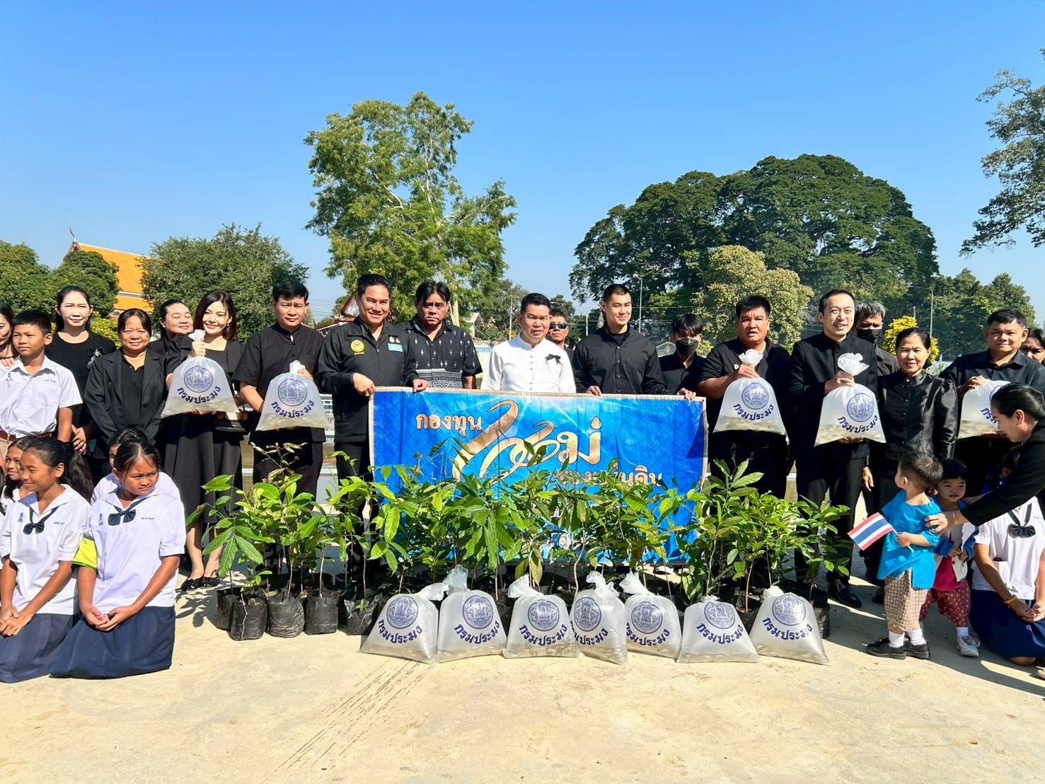 อำเภอเมืองลพบุรี ร่วมกับเครือข่ายกองทุนแม่ของแผ่นดินอำเภอเมืองลพบุรี โดยสำนักงานพัฒนาชุมชนอำเภอเมืองลพบุรี จัดพิธีถวายความอาลัยน้อมรำลึกในพระมหากรุณาธิคุณ สมเด็จพระนางเจ้าสิริกิติ์ พระบรมราชินีนาถ พระบรมราชชนนีพันปีหลวง