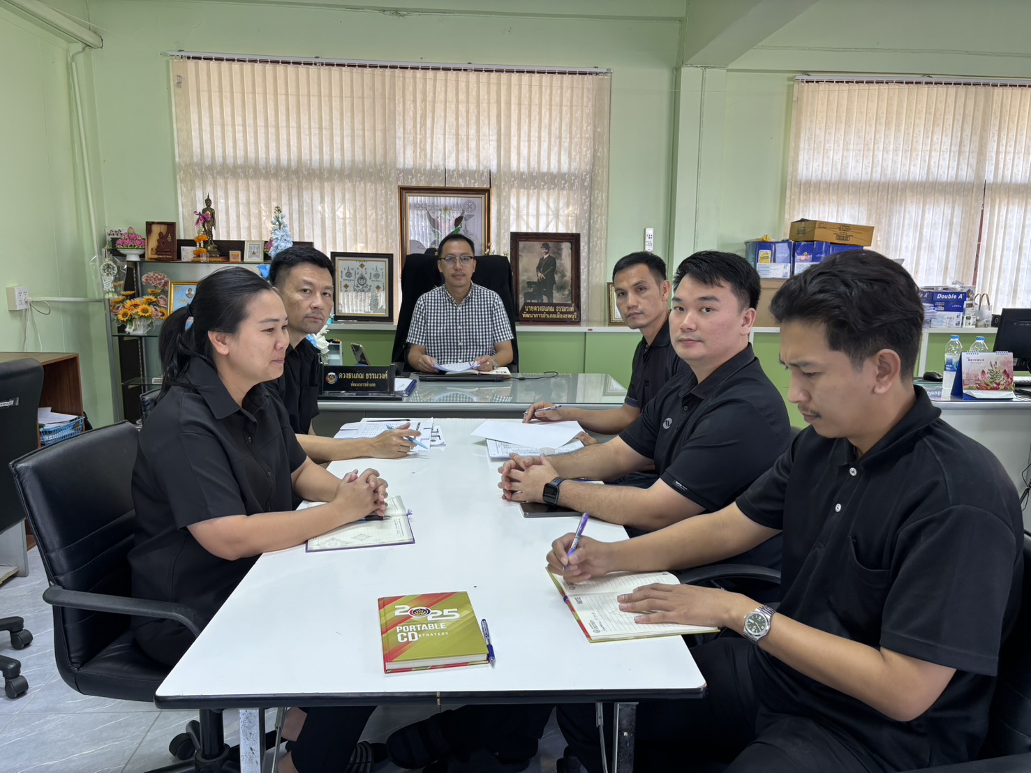 อำเภอเมืองลพบุรี โดยสำนักงานพัฒนาชุมชนอำเภอเมืองลพบุรีประชุมสำนักงานฯ ประจำเดือนธันวาคม 2568