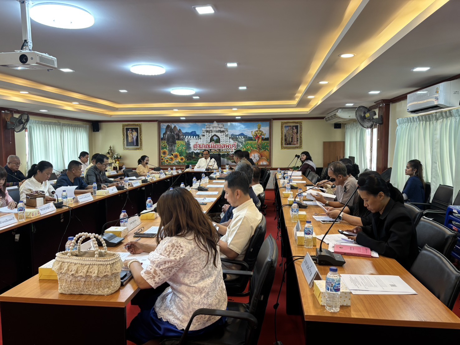 อำเภอเมืองลพบุรี โดยสำนักงานพัฒนาชุมชนอำเภอเมืองลพบุรี เข้าร่วมประชุมหัวหน้าส่วนราชการประจำอำเภอเมืองลพบุรี และการประชุมคณะกรรมการบริหารงานอำเภอ (กบอ.) อำเภอเมืองลพบุรี ประจำเดือนกุมภาพันธ์ 2569