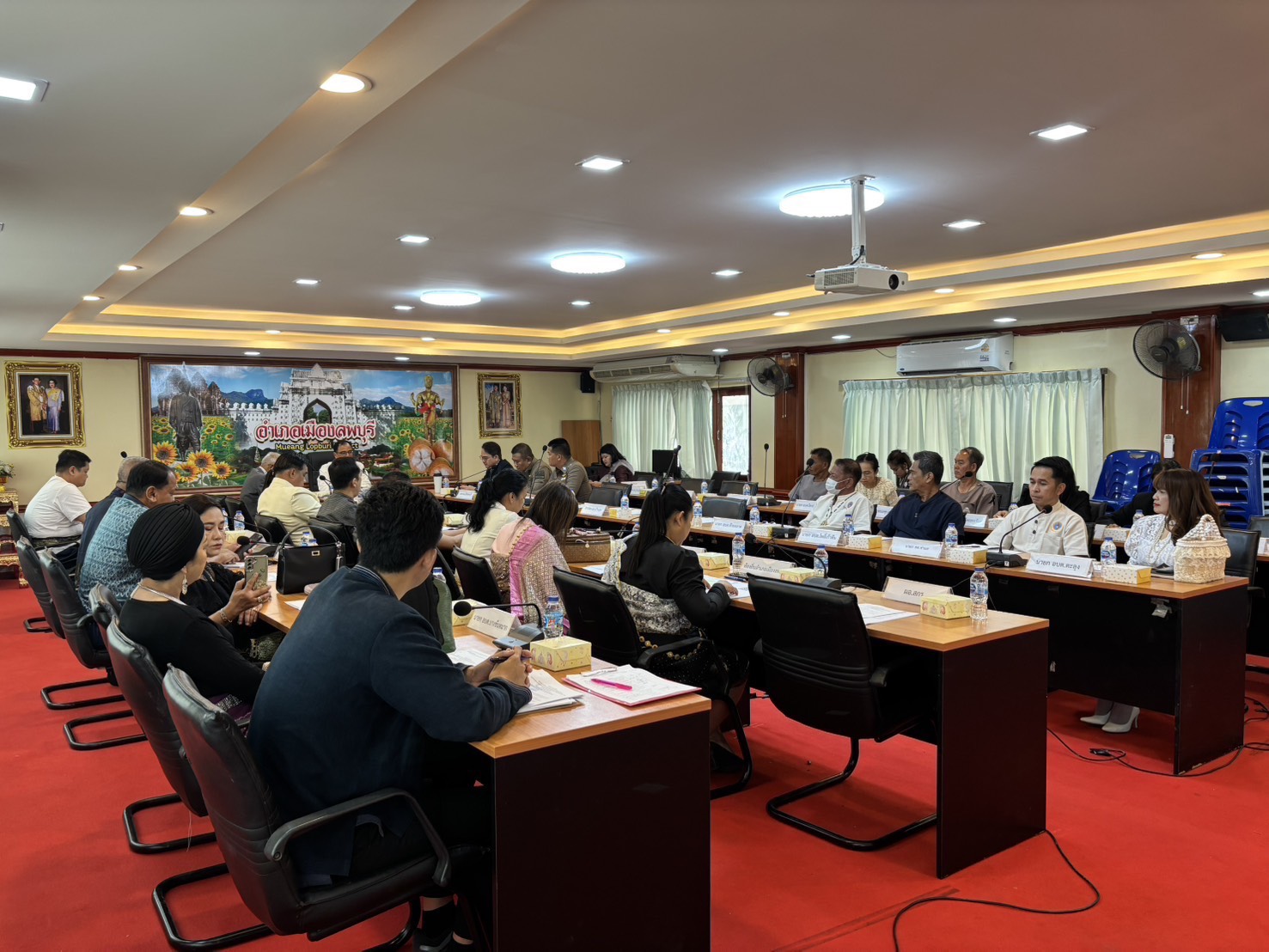 อำเภอเมืองลพบุรี โดยสำนักงานพัฒนาชุมชนอำเภอเมืองลพบุรี ประชุมศูนย์อำนวยการปฏิบัติการขจัดความยากจนและพัฒนาคนทุกช่วงวัยอย่างยั่งยืนตามหลักปรัชญาของเศรษฐกิจพอเพียงอำเภอเมืองลพบุรี (คจพ.อ.) ประจำปี 2569