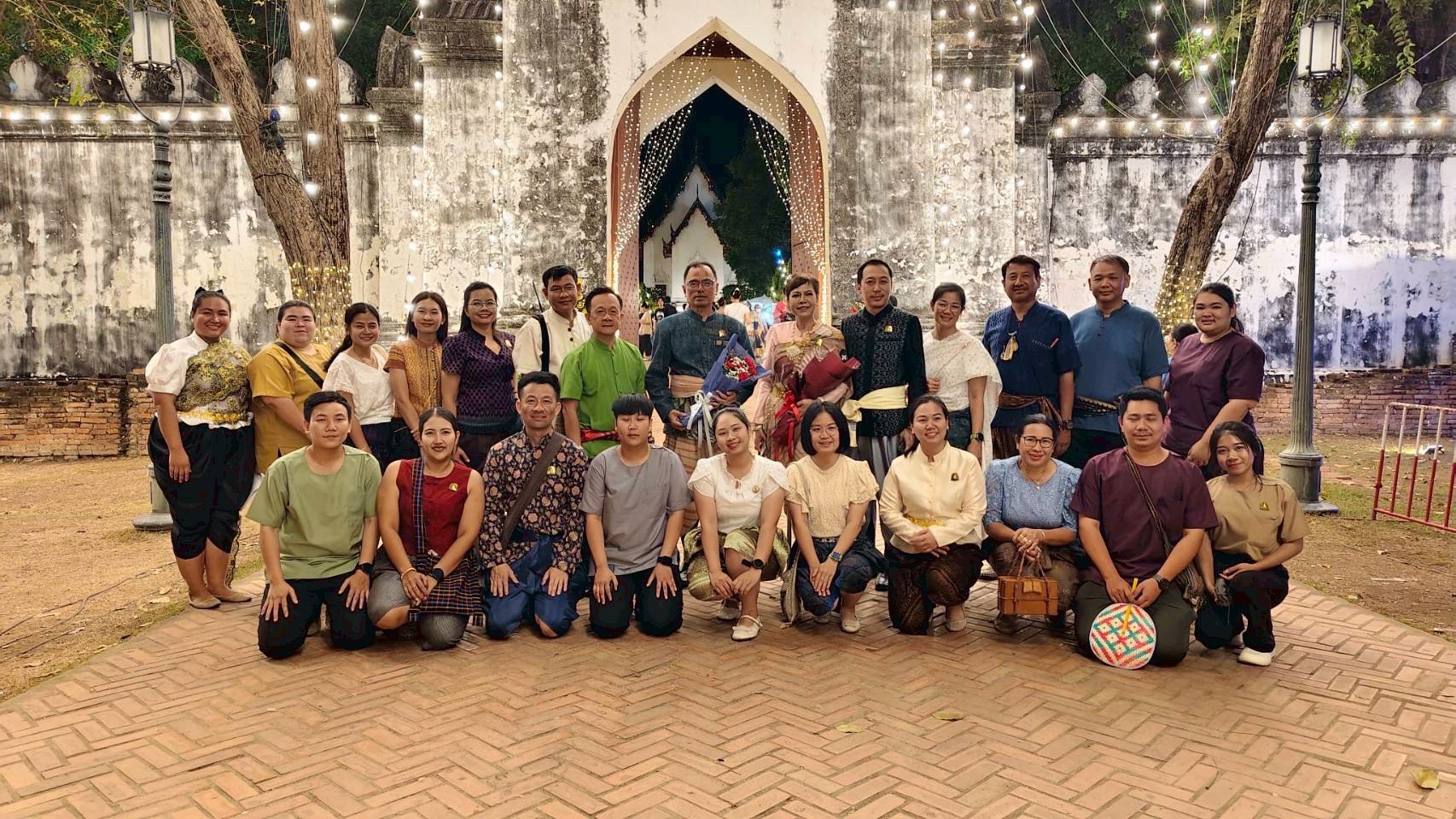 อำเภอเมืองลพบุรี โดยสำนักงานพัฒนาชุมชนอำเภอเมืองลพบุรี ร่วมกิจกรรมเดินแบบผ้าไทยสุดยิ่งใหญ่ภายใต้แนวคิด “ภูษาศิลป์ ถิ่นละโว้ ผ้าไทย ใส่ให้สนุก” พร้อมการประกวดธิดาละโว้ ในงานแผ่นดินสมเด็จพระนารายณ์มหาราช ประจำปี 2569 ณ เวทีกลาง พระนารายณ์ราชนิเวศน์ เพื่อส่งเสริมอัตลักษณ์ผ้าพื้นถิ่นและกระตุ้นเศรษฐกิจชุมชน