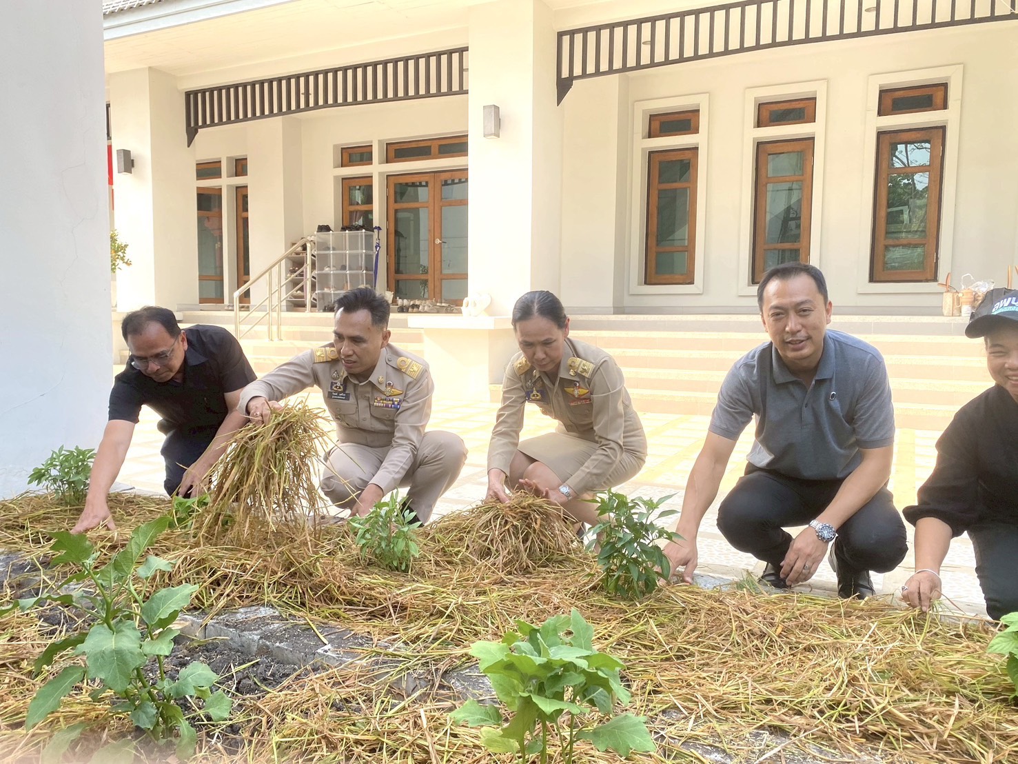 อำเภอเมืองลพบุรี โดยสำนักงานพัฒนาชุมชนอำเภอเมืองลพบุรี ร่วมปรับปรุงภูมิทัศน์โดยรอบจวนผู้ว่าราชการจังหวัดลพบุรี