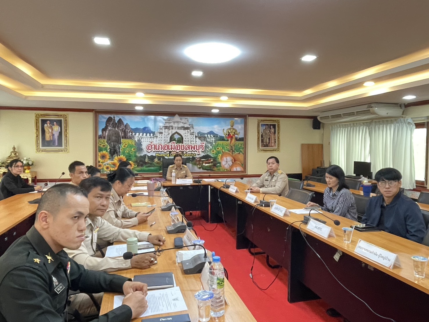 อำเภอเมืองลพบุรี โดยสำนักงานพัฒนาชุมชนอำเภอเมืองลพบุรี ร่วมประชุมมอบคู่มือการบริหารจัดการโครงการอันเนื่องมาจากพระราชดำริเชิงพื้นที่ ด้วยกระบวนการ One Plan ขับเคลื่อนการพัฒนาพื้นที่ภาคกลาง ผ่านระบบ DOPA Channel 