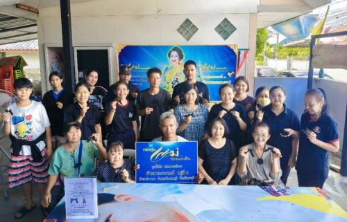 อำเภอเมืองลพบุรี โดยกองทุนแม่ของแผ่นดินบ้านพระนารายณ์ หมู่ที่ 8 ตำบลท่าศาลา ร่วมกิจกรรม “สอนทำริบบิ้นเครื่องหมายแสดงความอาลัย”